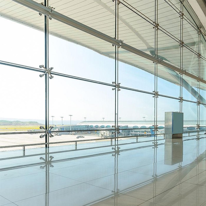 The application of spider fittings in the glass curtain walls of airport steel structure buildings.